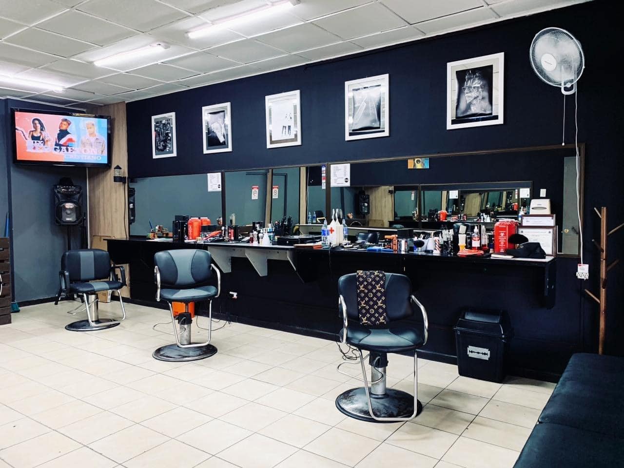 Julio's Barber Shop Local